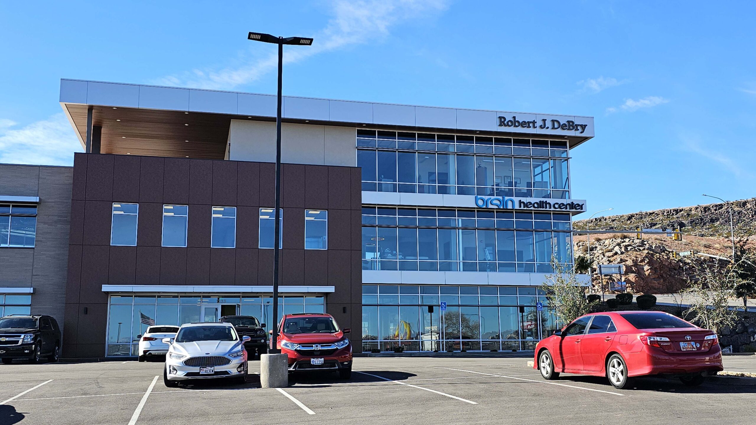  A large building with multiple cars parked outside 