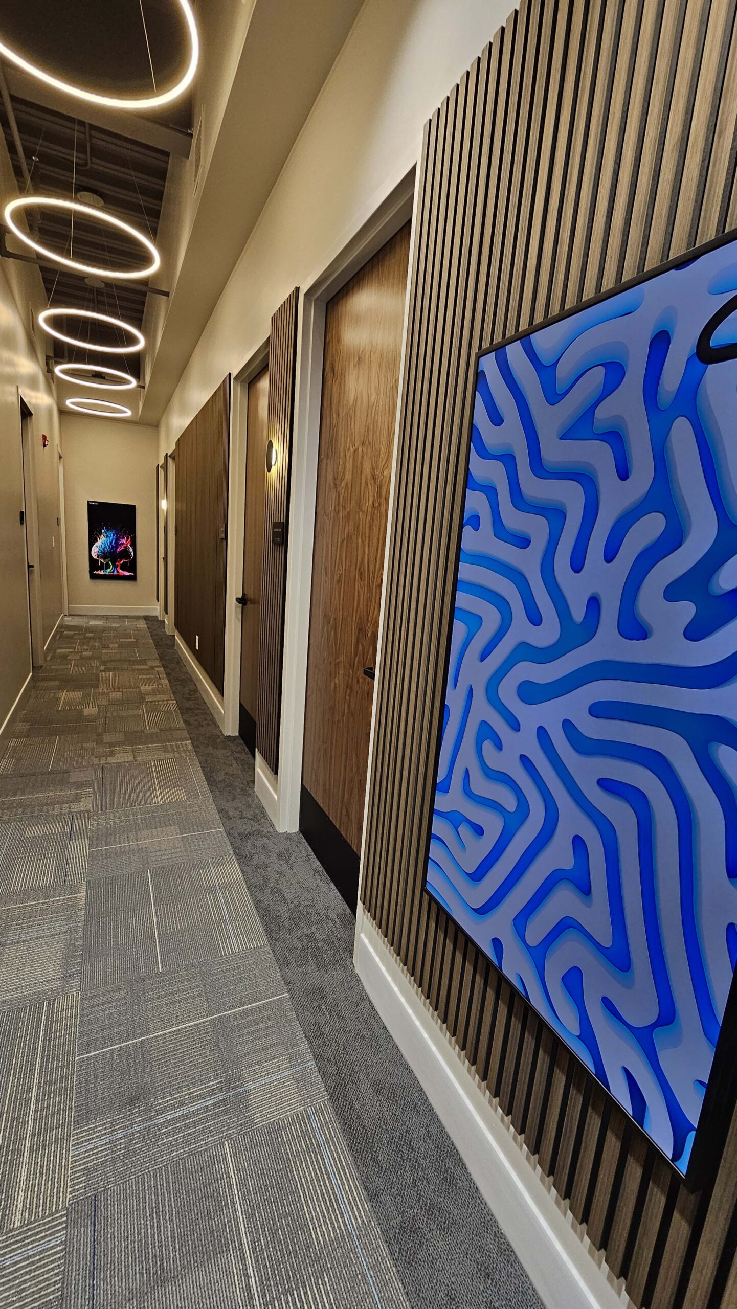  A large building with multiple cars parked outside 