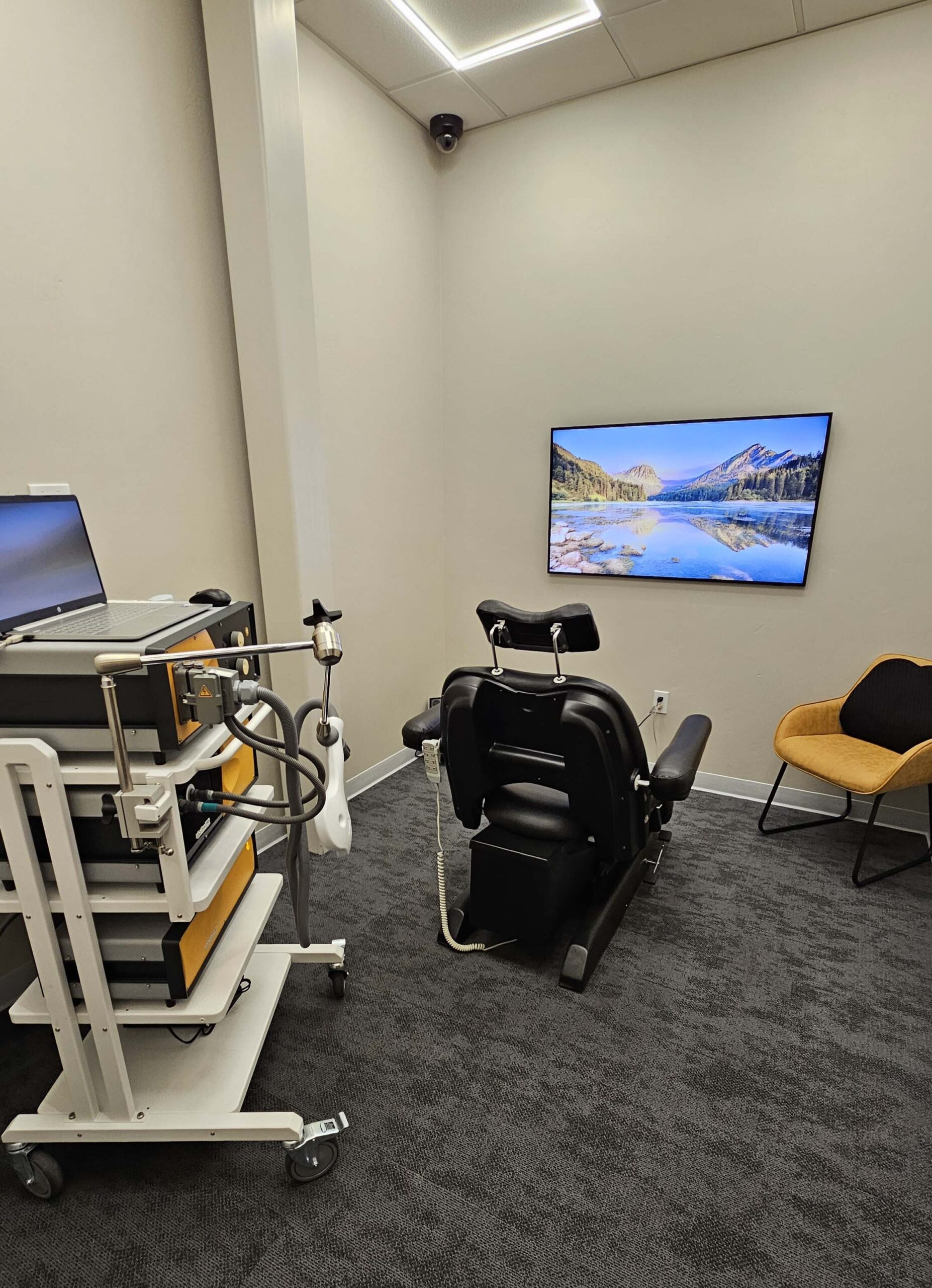  A large building with multiple cars parked outside 