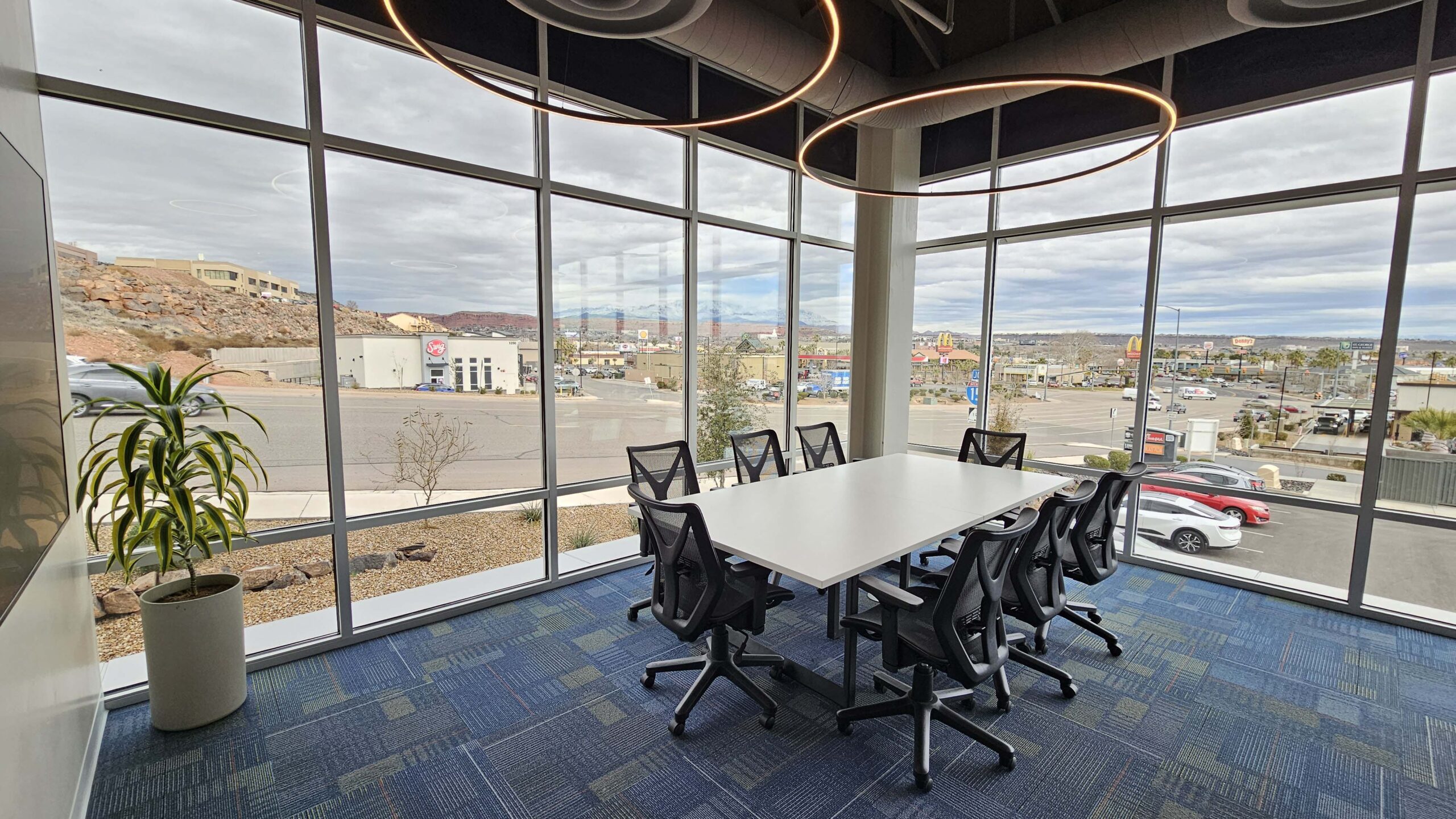  A large building with multiple cars parked outside 