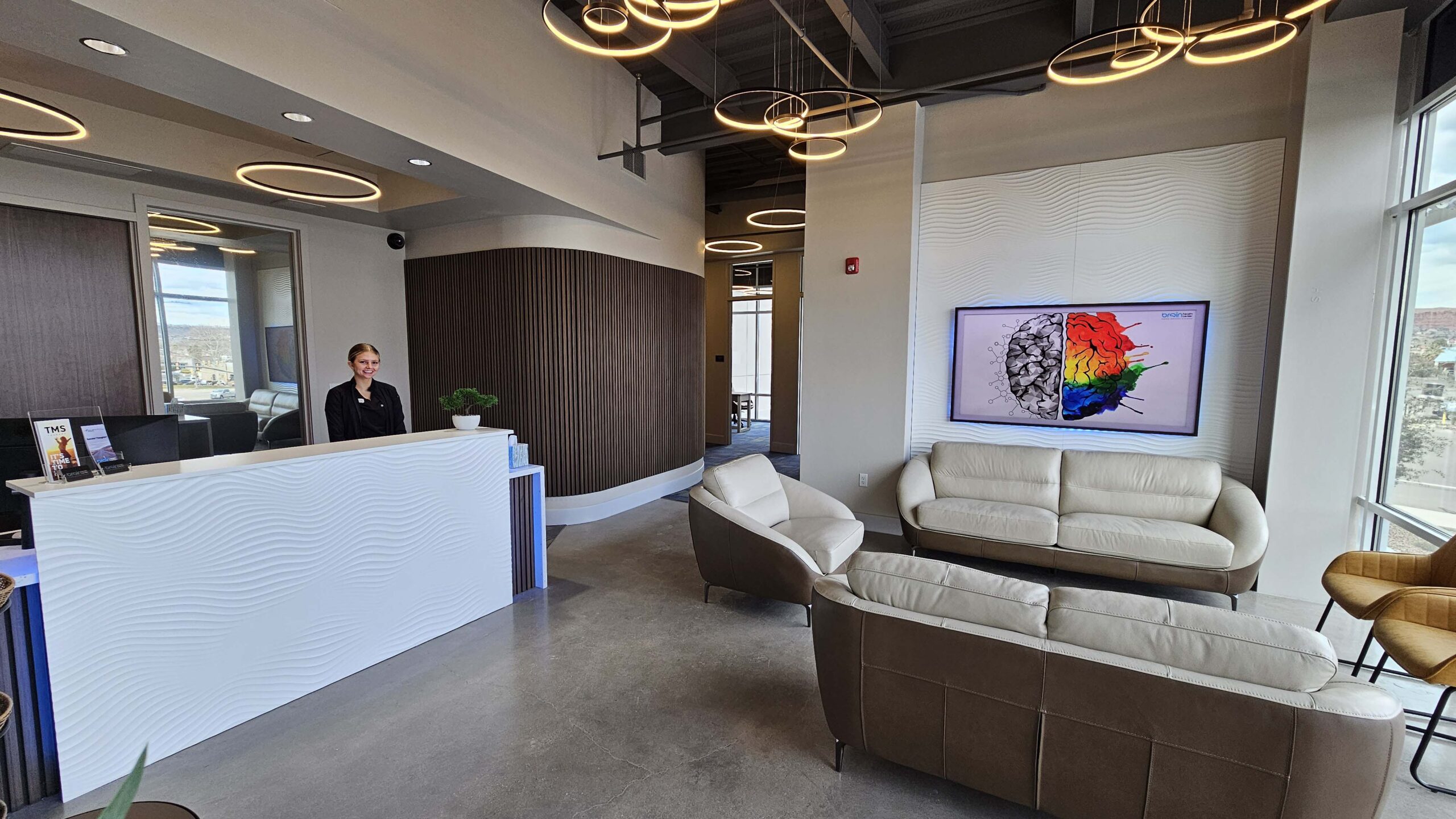  A large building with multiple cars parked outside 