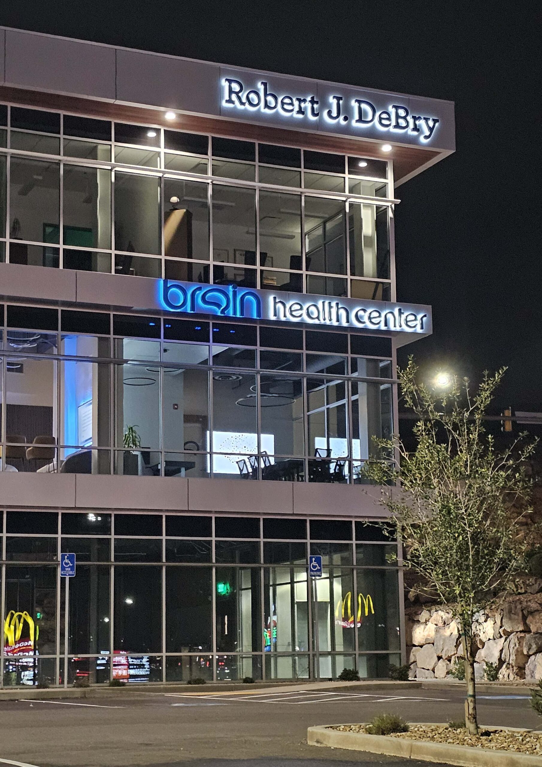  A large building with multiple cars parked outside 