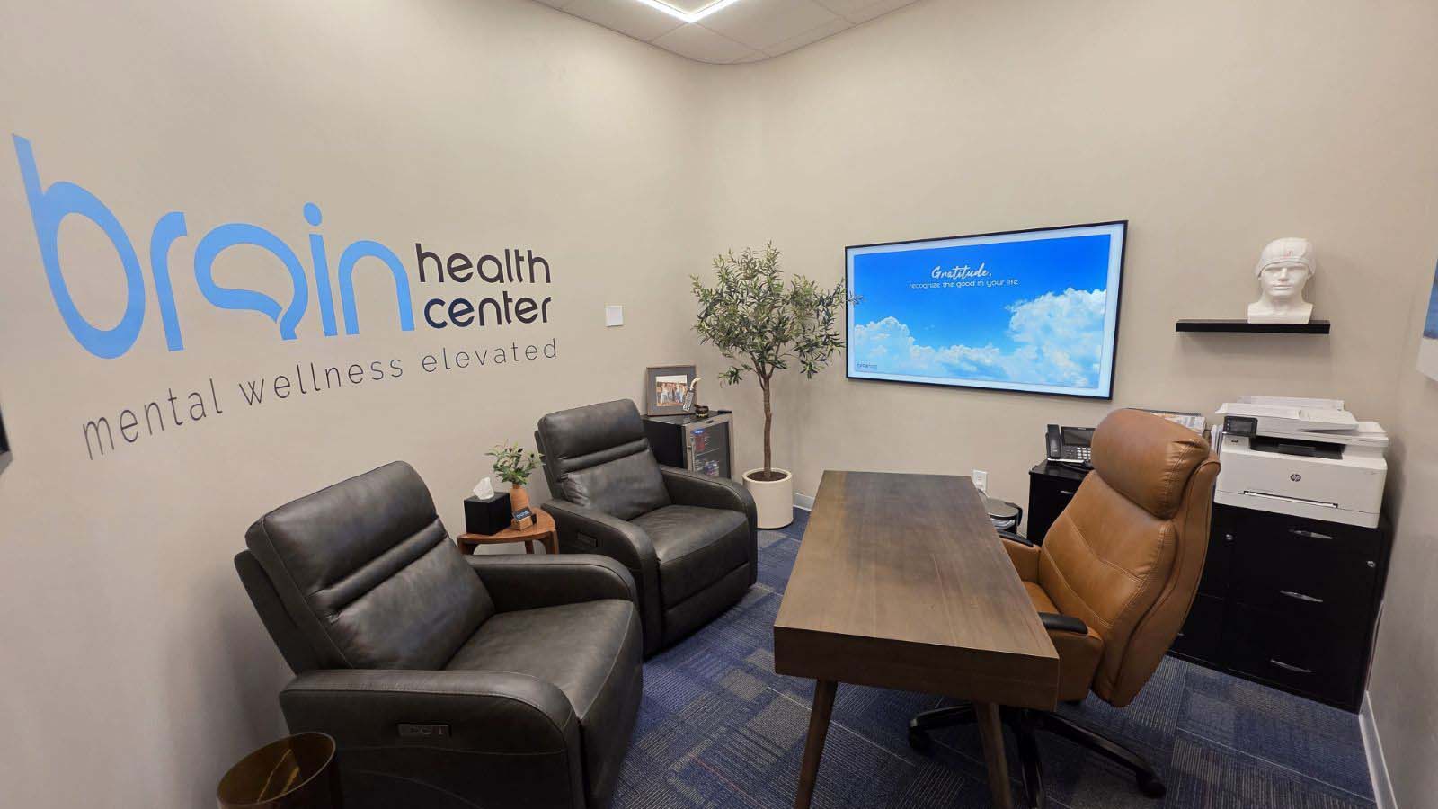  A large building with multiple cars parked outside 