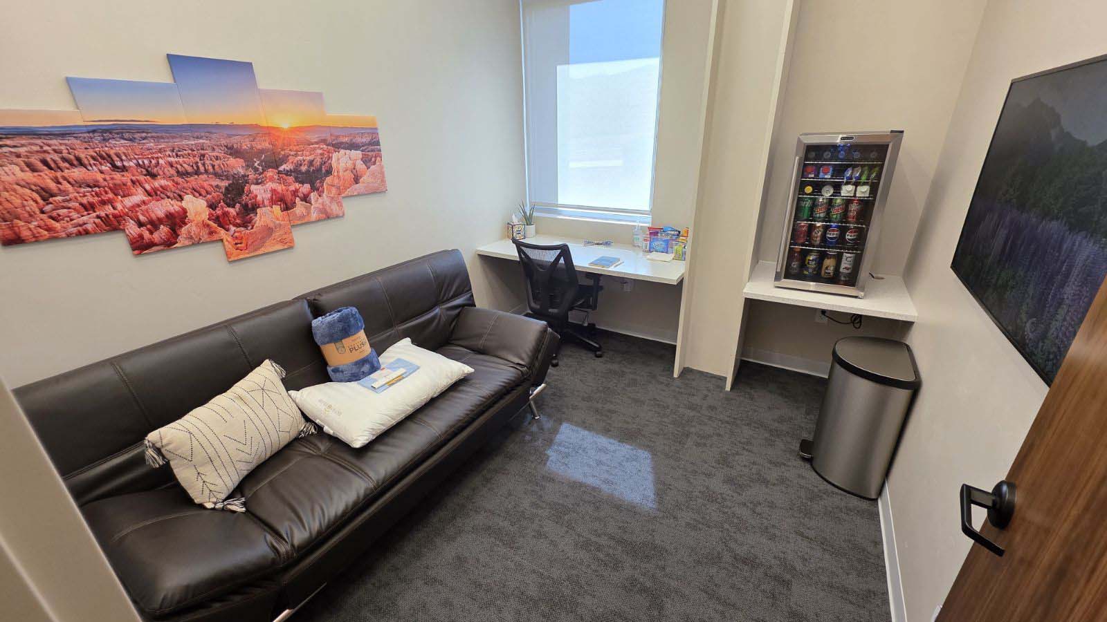  A large building with multiple cars parked outside 